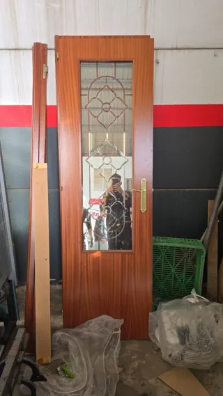 Puerta de madera con cristal decorado