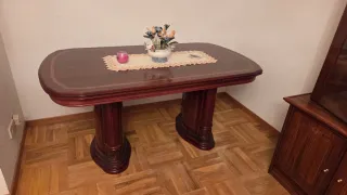 Mesa de comedor de madera elegante