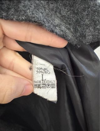 Abrigo de lana gris y blanco