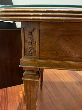 Escritorio antiguo de madera con cristal