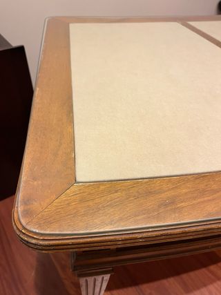 Escritorio antiguo de madera con cristal