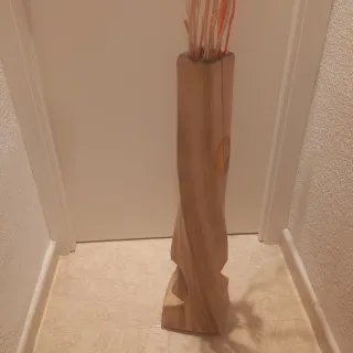 Jarrón de madera decorativo