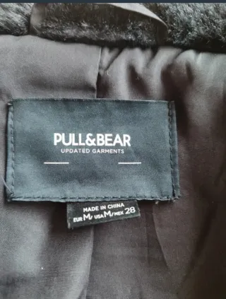 Abrigo pelo negro Pull and Bear
