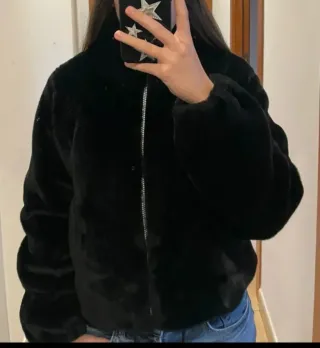 Abrigo pelo negro Pull and Bear