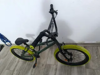 Bicicleta BMX verde con ruedas amarillas