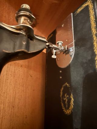 Mueble con maquina de coser antigua