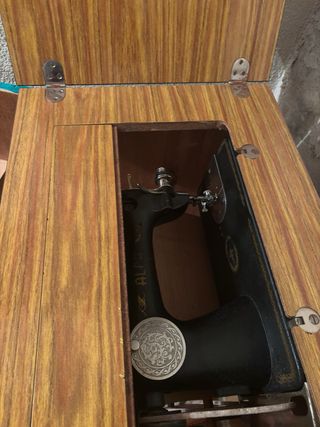 Mueble con maquina de coser antigua