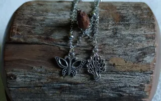 Colgante mariposa y pavo real color plateado