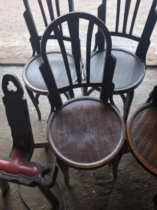 Sillas antiguas de madera y cuero