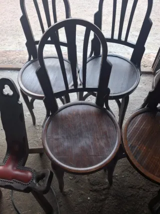 Sillas antiguas de madera y cuero