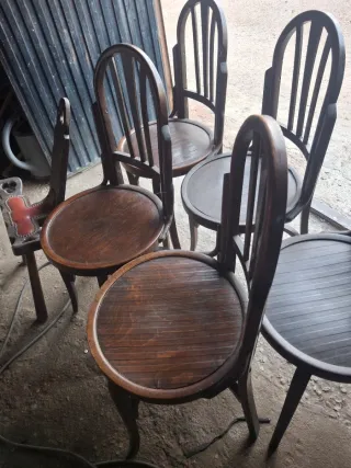 Sillas antiguas de madera y cuero