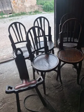 Sillas antiguas de madera y cuero