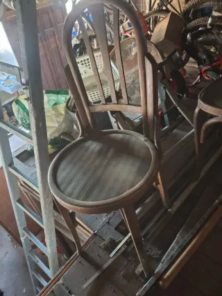 Sillas antiguas de madera y cuero