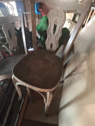 Sillas antiguas de madera y cuero