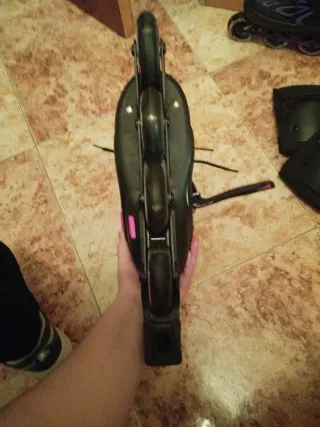 Patines en línea negros y morados