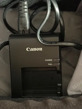 Cámara Canon Negra con Bolso