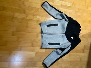 Sudadera Nike con capucha gris y negra