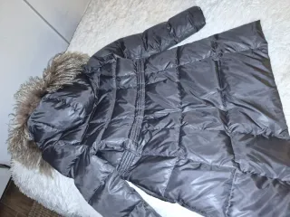 Chaquetón plumífero gris antracita con capucha