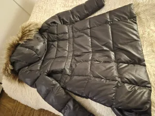 Chaquetón plumífero gris antracita con capucha