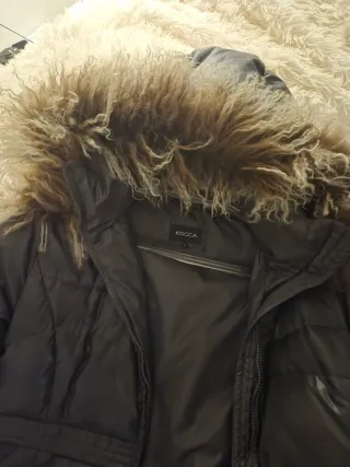 Chaquetón plumífero gris antracita con capucha