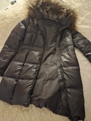 Chaquetón plumífero gris antracita con capucha