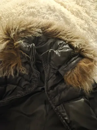 Chaquetón plumífero gris antracita con capucha