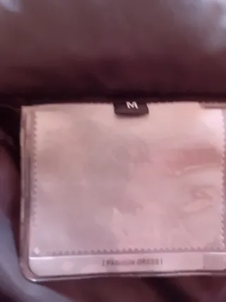 Abrigo largo negro con letras