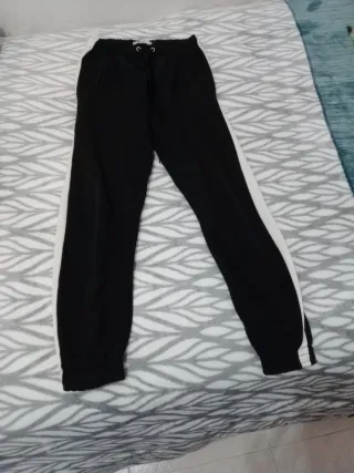 Pantalones deportivos negros y blancos