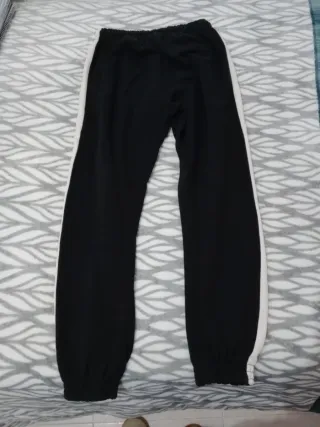 Pantalones deportivos negros y blancos