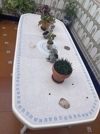 Mesa de patio blanca de plástico