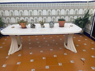 Mesa de patio blanca de plástico