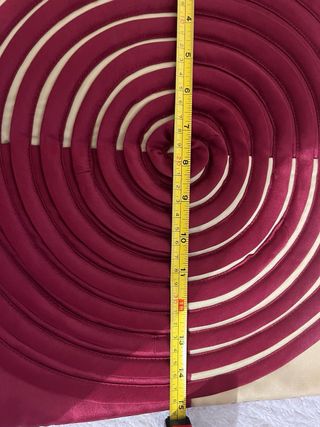 Fundas de almohada doradas y rojas