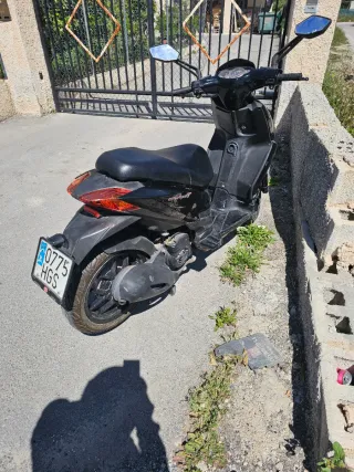 Aprilia Scooter Negra