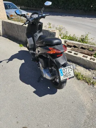 Aprilia Scooter Negra