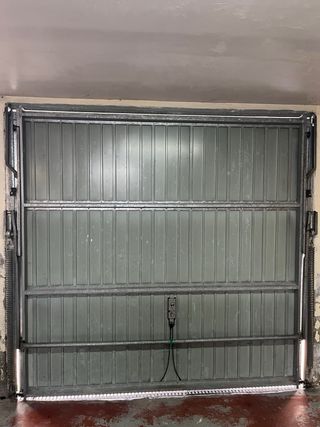 Puerta de garaje blanca