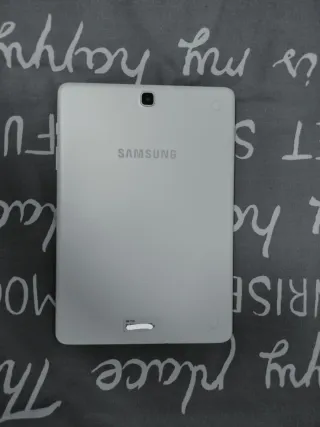 Samsung Galaxy Tab A (SM-T550) y funda azul