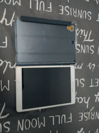 Samsung Galaxy Tab A (SM-T550) y funda azul