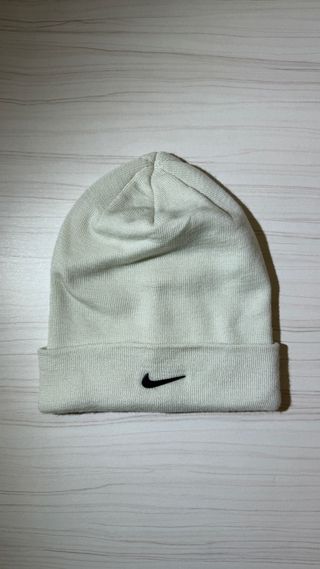 Gorro Nike Beige con Logo Violeta oscuro