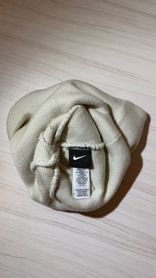 Gorro Nike Beige con Logo Violeta oscuro