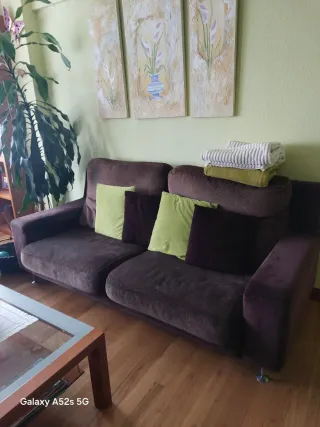 Sofá de tela marrón y verde