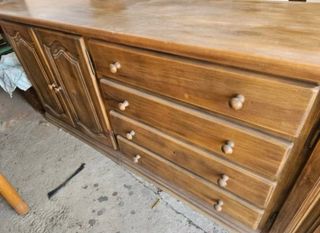 Mueble de madera marrón