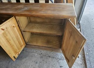 Mueble de madera marrón