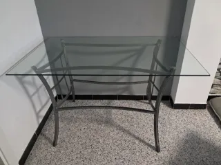 Mesa de cristal con 4 sillas