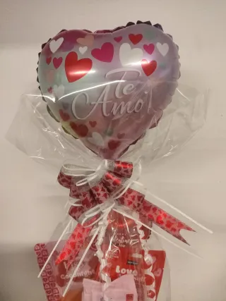 Taza San Valentín con cosméticos y globo