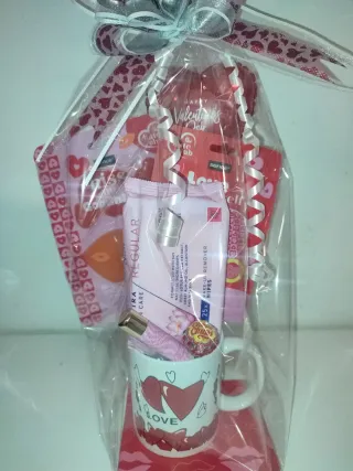 Taza San Valentín con cosméticos y globo