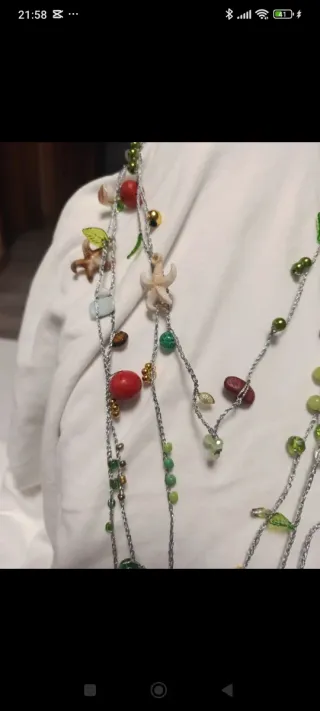Collar largo con cuentas y dijes