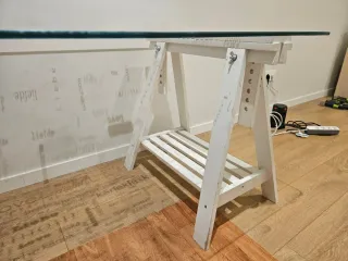 Mesa de estudio de cristal. Ikea.