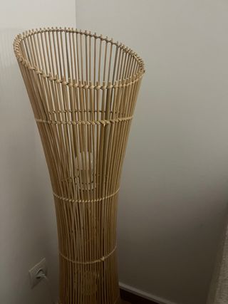 Lámpara de pie de mimbre natural