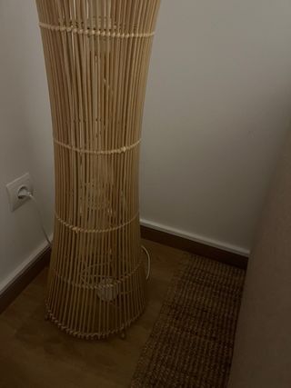 Lámpara de pie de mimbre natural