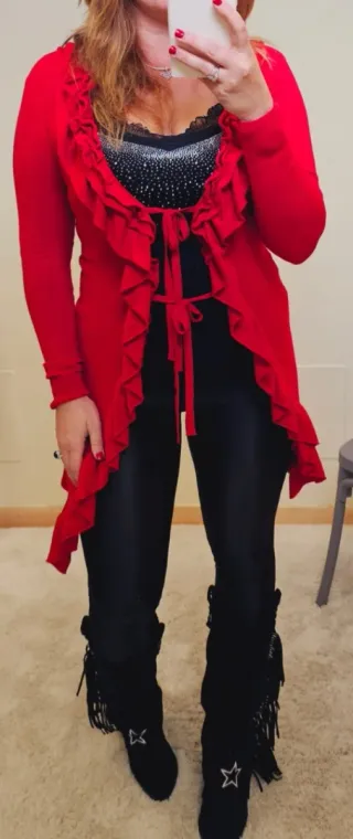 Chaqueta de punto roja con volantes.